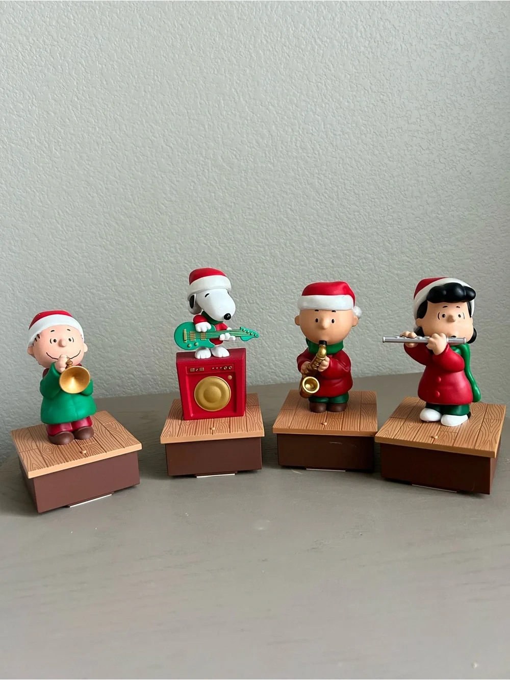 Hallmark Peanuts Christmas wireless Band Set Charlie Brown, Snoopy, Linus & Lucy
